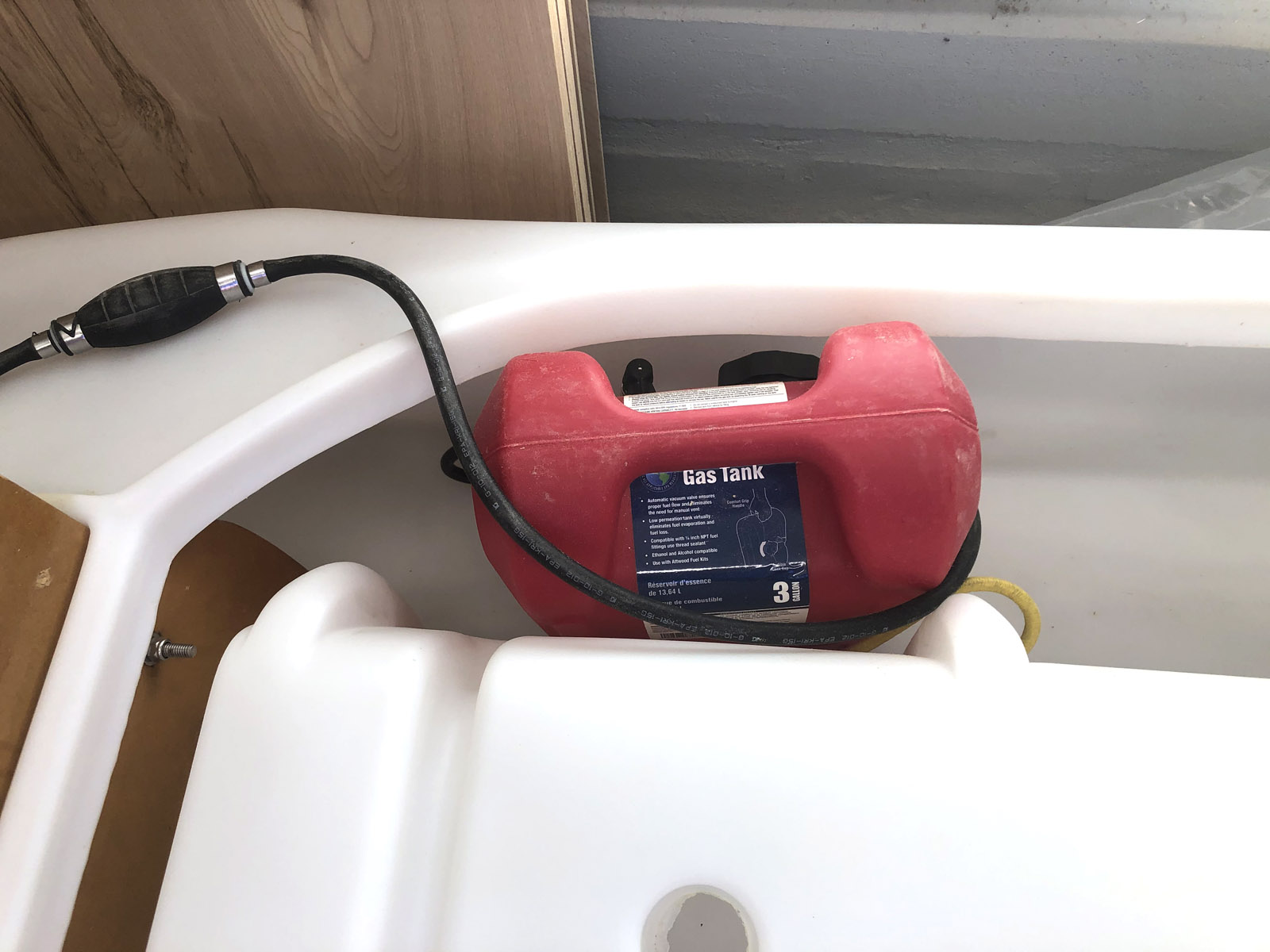 Portable fuel tank for skiff outboard motor